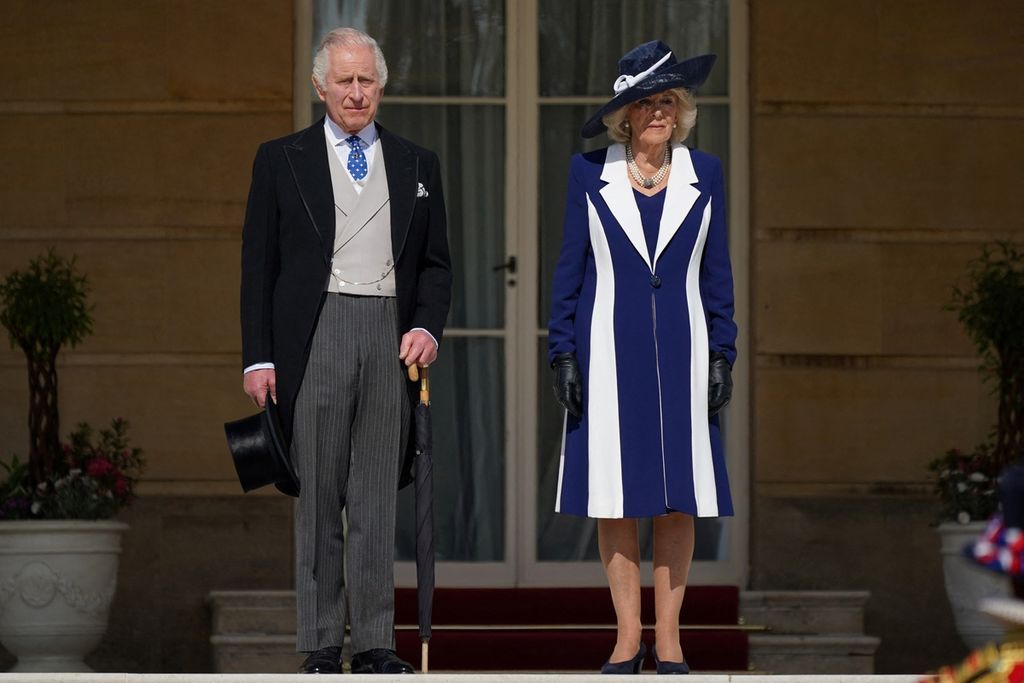 Raja Inggris Charles III dan Permaisuri Camilla menghadiri pesta kebun di Istana Buckingham, London, pada 3 Mei 2023. Charles akan dinobatkan sebagai raja pada 6 Mei 2023.