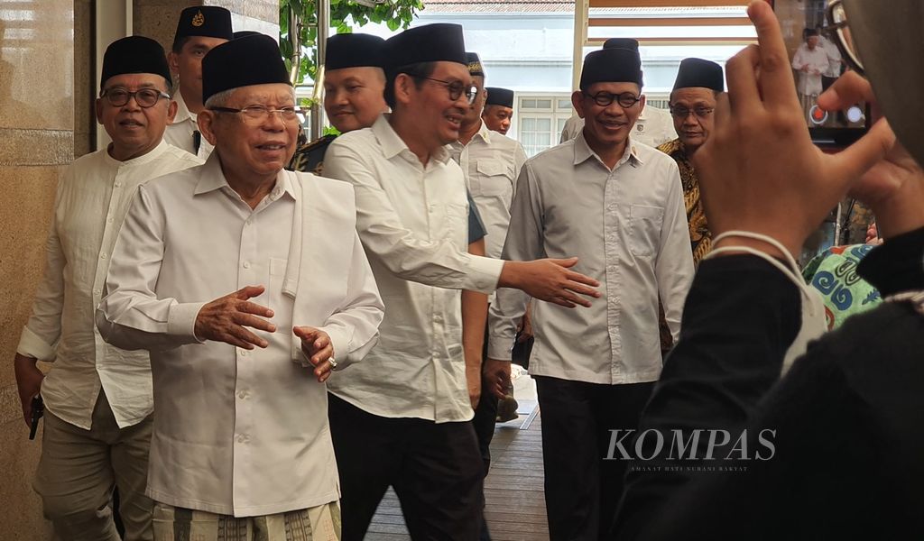 Wakil Presiden Ma’ruf Amin menyapa wartawan yang meliput di Istana Wapres seusai menunaikan shalat Jumat di masjid kompleks Istana Wapres, Jumat (5/1/2024).