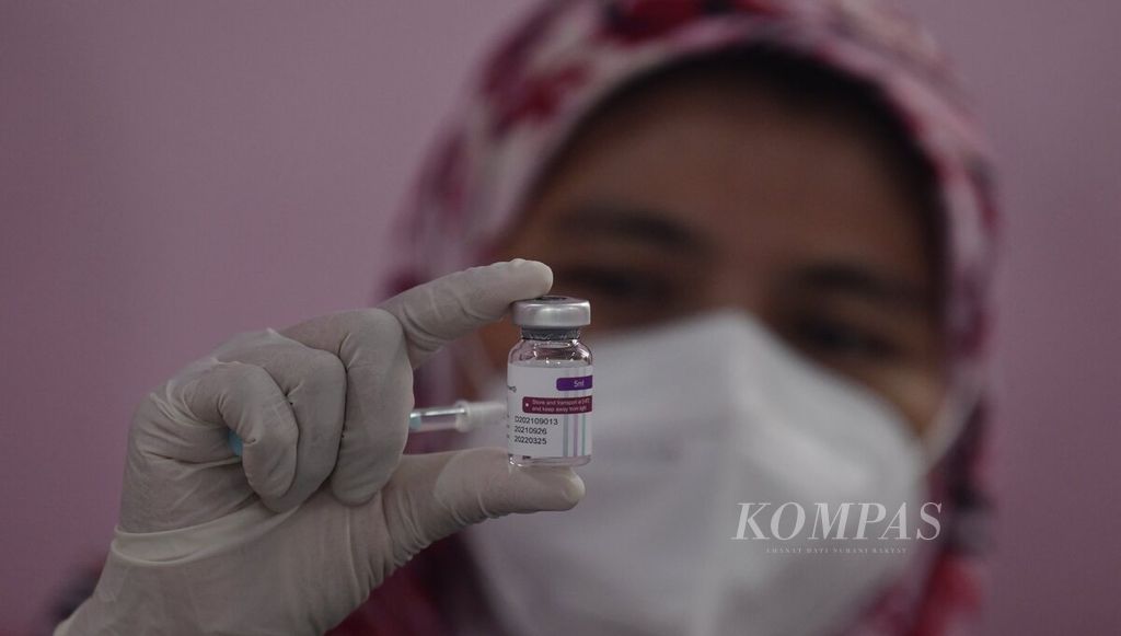 Vaksinator menunjukkan botol vaksin AstraZeneca yang digunakan dalam vaksinasi Covid-19 di Kantor Kelurahan Cipondoh Indah, Cipondoh, Kota Tangerang, Banten, Senin (7/3/2022). Vaksinasi tersebut merupakan syarat bagi warga yang akan berbelanja minyak goreng dan daging kerbau dalam operasi pasar. 