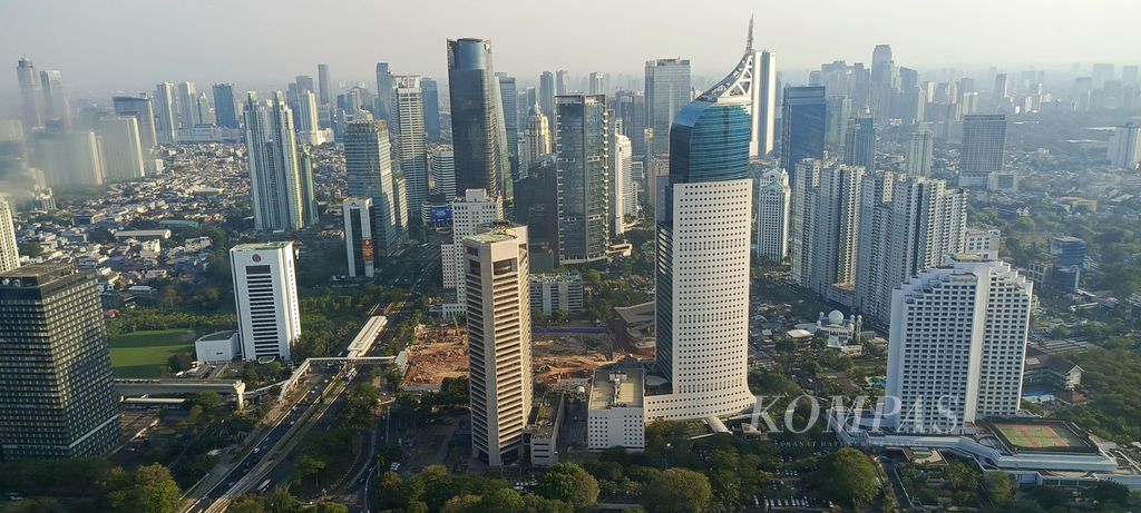 Potret lanskap Jakarta dari ketinggian. Foto diambil pada Jumat (29/9/2023).