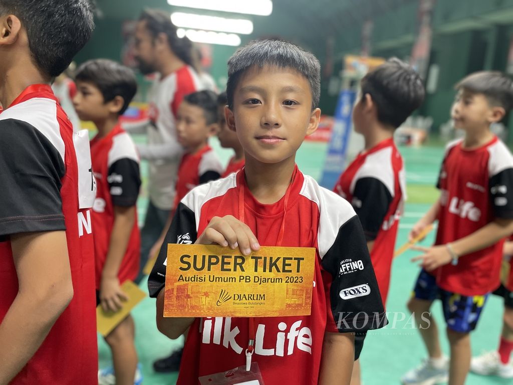 Peserta nomor U-13 putra asal Ketapang, Kalimantan Barat, Marcel Jonathan, menunjukkan "super tiket" untuk kelolosannya ke tahap karantina Audisi Umum PB Djarum di GOR Djarum, Kudus, Jawa Tengah, Kamis (6/7/2023)
