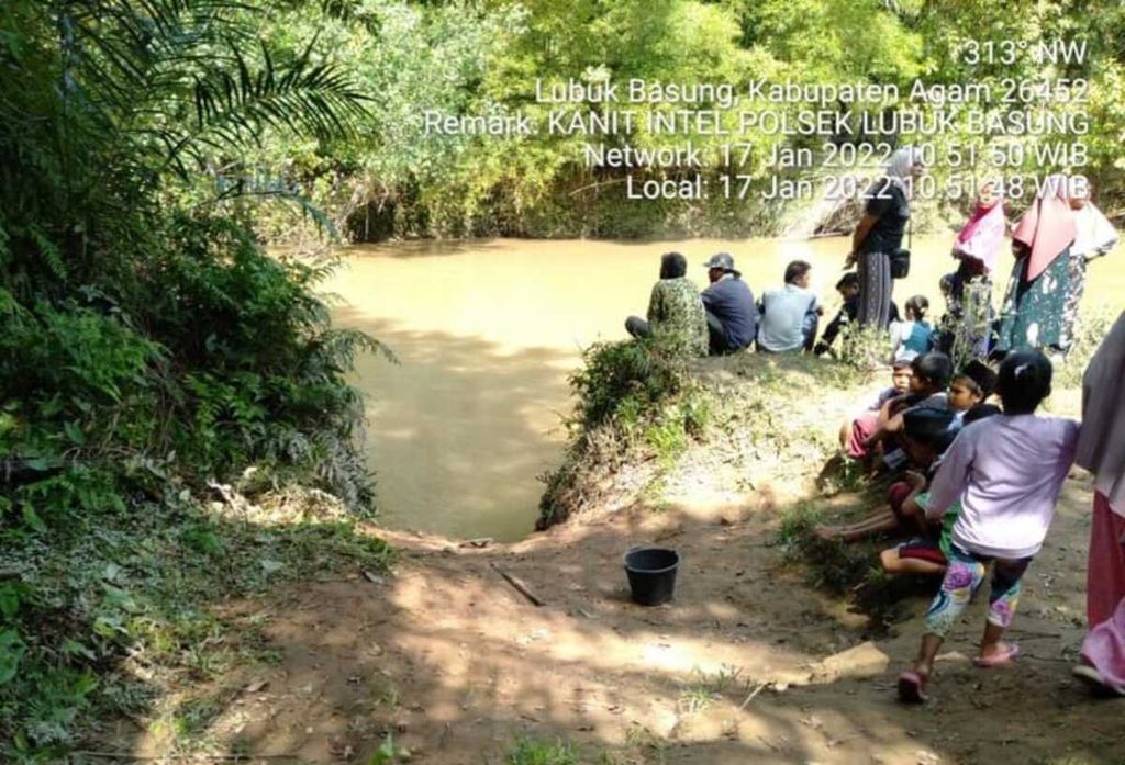 Warga berada di sekitar lokasi bocah perempuan diserang buaya muara seusai mandi di tepian Batang Masang, Jorong Padang Madani, Nagari Manggopoh, Kecamatan Lubuk Basung, Agam, Sumatera Barat, Senin (17/1/2022).
