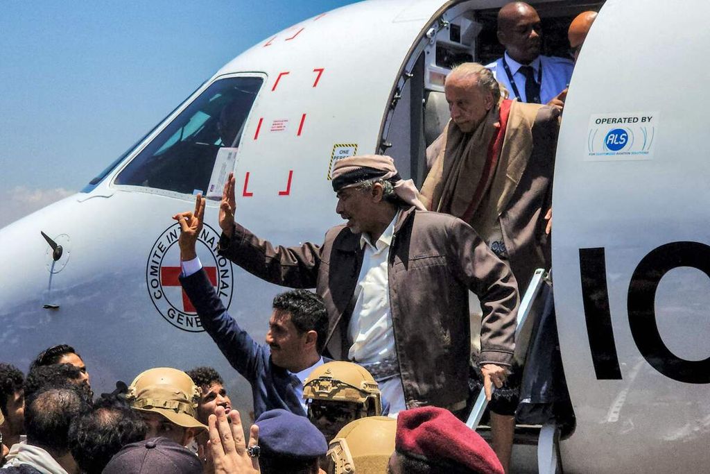  Juru runding Pemerintah Yaman, Yasser al-Haddi (bawah); mantan Menteri Pertahanan Yaman Mahmoud al-Subaihi (tengah); dan adik Presiden Yaman, Nasser Mansour Hadi (kedua dari atas), keluar dari pesawat Embraer ERJ berlogo Komite Palang Merah Internasional (ICRC) dalam pertukaran tahanan perang dengan kelompok Houthi di Bandar Udara Internasional Aden, Yaman, Jumat (14/4/2023).  