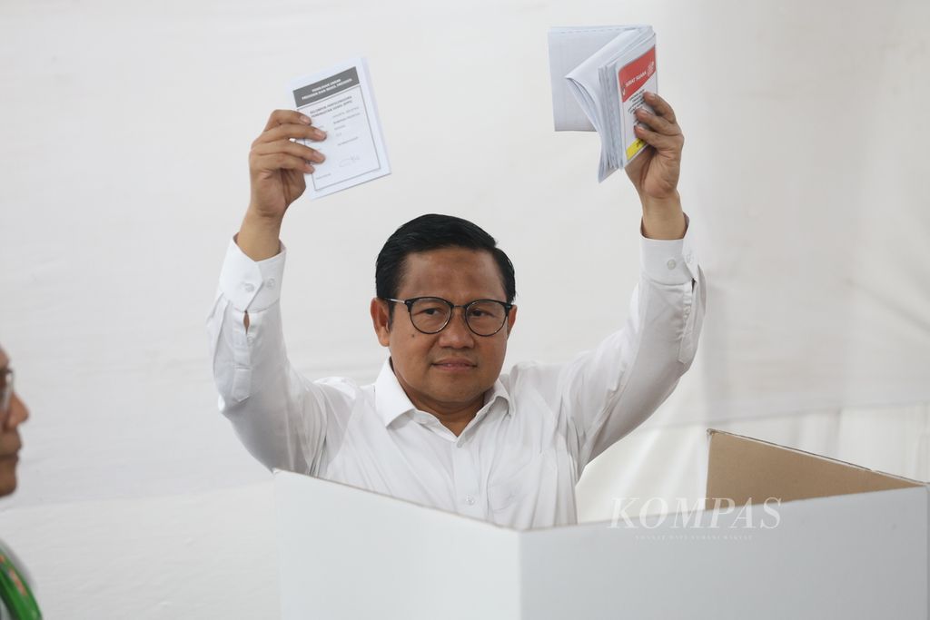 Calon wakil presiden nomor urut 1, Muhaimin Iskandar, menggunakan hak suaranya di TPS 023, Jalan Kemang Raya, Jakarta, Rabu (14/2/2024). 