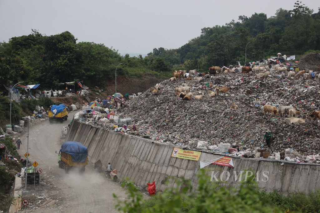Aktivitas pembuangan sampah di Tempat Pemrosesan Akhir (TPA) Regional Piyungan, Kabupaten Bantul, Daerah Istimewa Yogyakarta, Selasa (28/2/2023). 