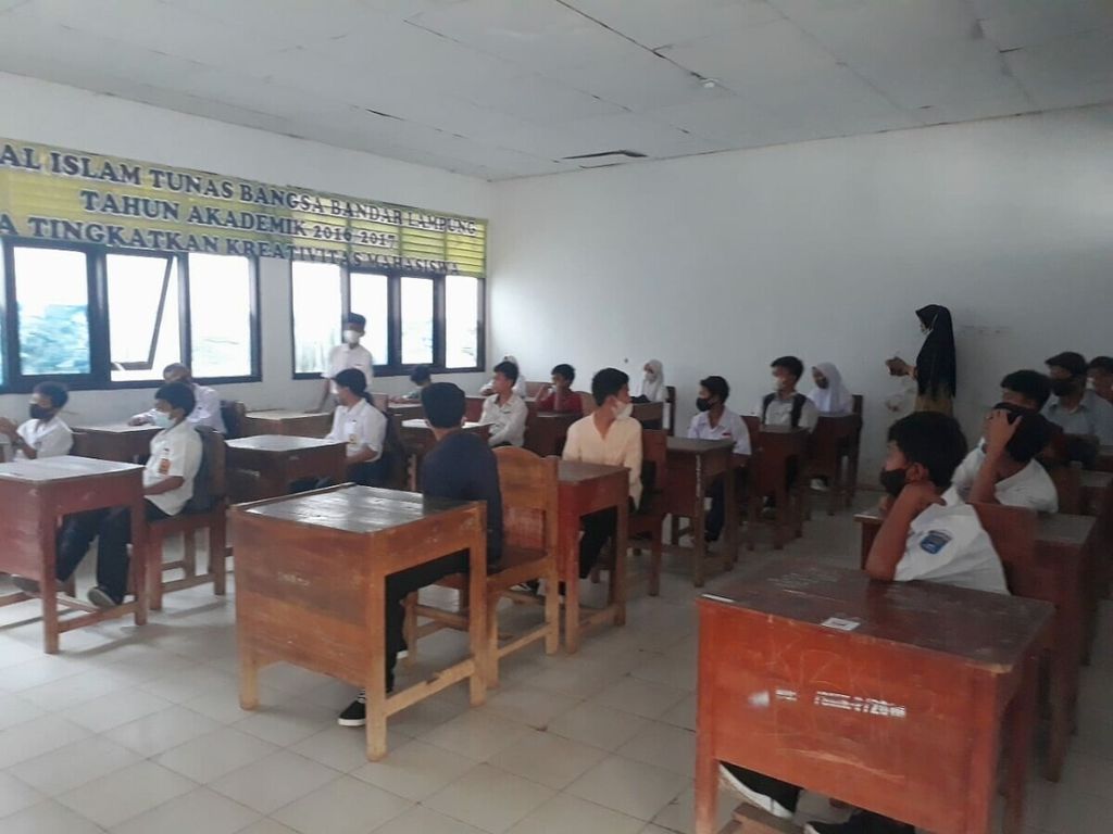 Siswa kelas VII SMP PGRI 4 Bandar Lampung di Lampung memulai pembelajaran tatap muka, Senin (6/9/2021). Siswa yang sebagian besar anak-anak panti asuhan ini mendapatkan pendidikan gratis di sekolah yang masuk kategori sekolah kecil. Sekolah ini saat itu  terancam tidak mendapat dana bantuan operasional sekolah (BOS) karena jumlah siswa di bawah 60 orang.
