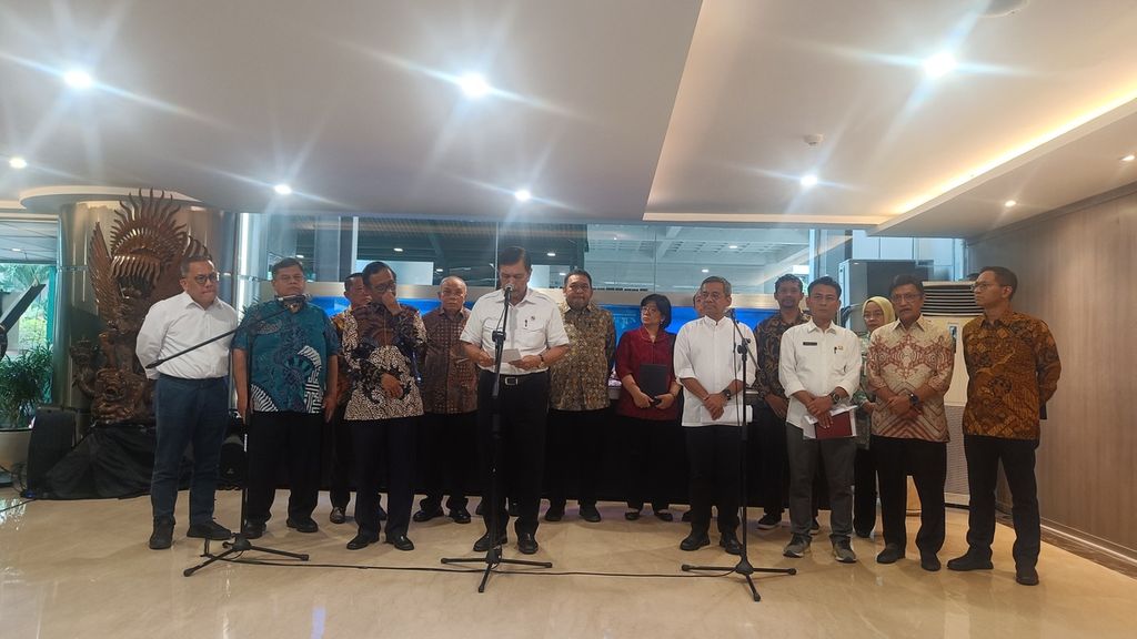 Menteri Koordinator Bidang Kemaritiman dan Investasi Luhut Binsar Pandjaitan (tengah) beserta jajaran pejabat pemerintahan lainnya dalam jumpa pers mengenai peningkatan tata kelola industri kelapa sawit di Kantor Kemenko Marves, Jakarta, Jumat (23/6/2023).