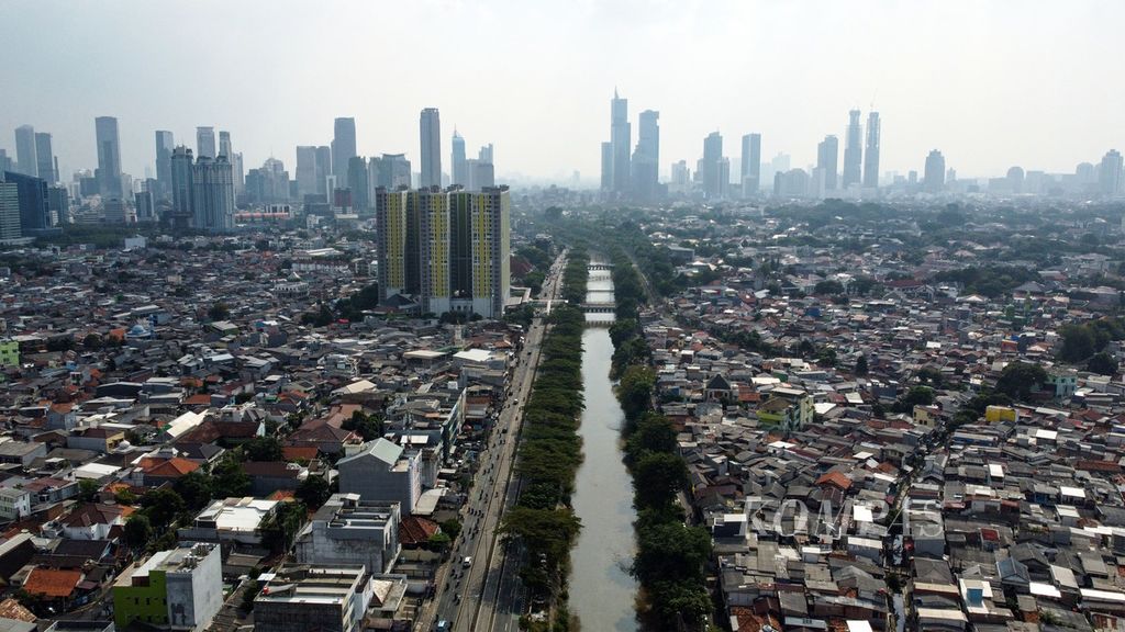 Lanskap kota Jakarta dengan permukiman yang padat dan gedung-gedung tinggi sebagai latar belakangnya, Selasa (13/6/2023).