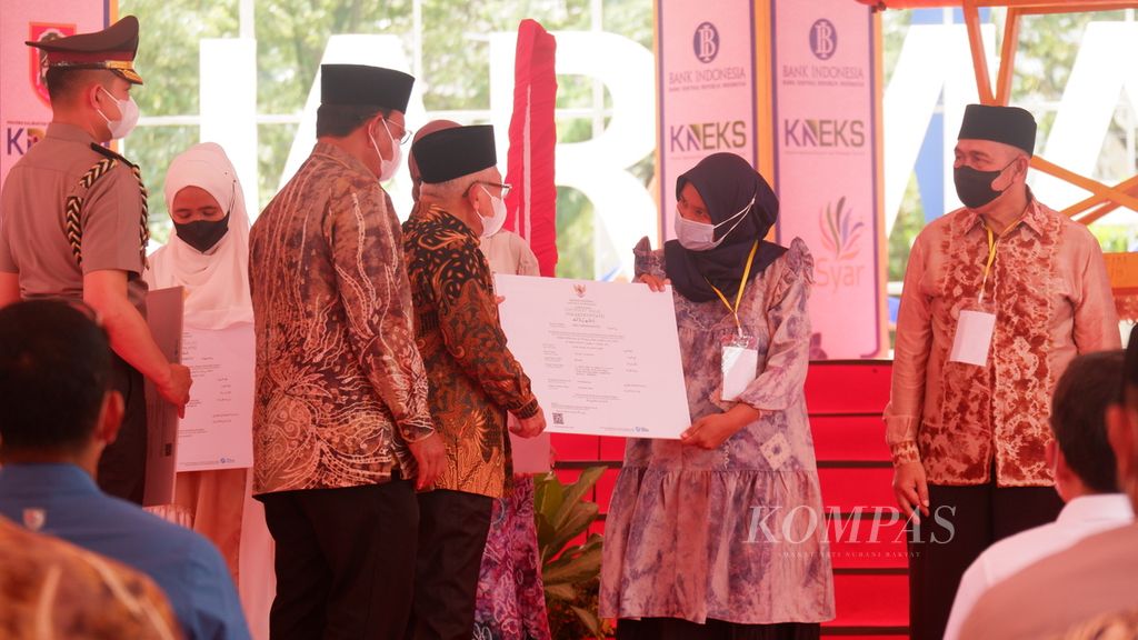 Wakil Presiden Maruf Amin menyerahkan sertifikat halal kepada pelaku usaha mikro kecil dan menengah (UMKM) saat membuka kegiatan Kalsel National Halal Fair 2023 dan menyaksikan pengukuhan Komite Daerah Ekonomi dan Keuangan Syariah (KDEKS) Provinsi Kalimantan Selatan di Banjarmasin, Selasa (11/4/2023).