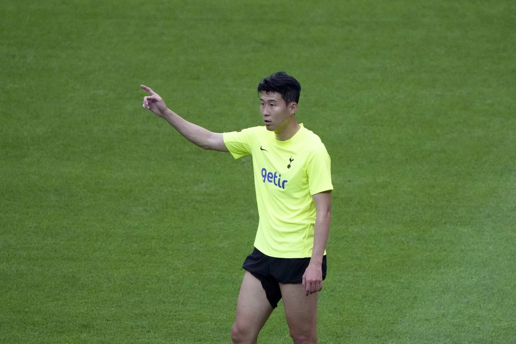 Penyerang Tottenham Hotspur, Son Heung-min, pada Senin (11/7/2022), mengikuti sesi latihan timnya menjelang laga ekshibisi melawan tim K-League di Stadion Piala Dunia Seoul, Korea Selatan. 