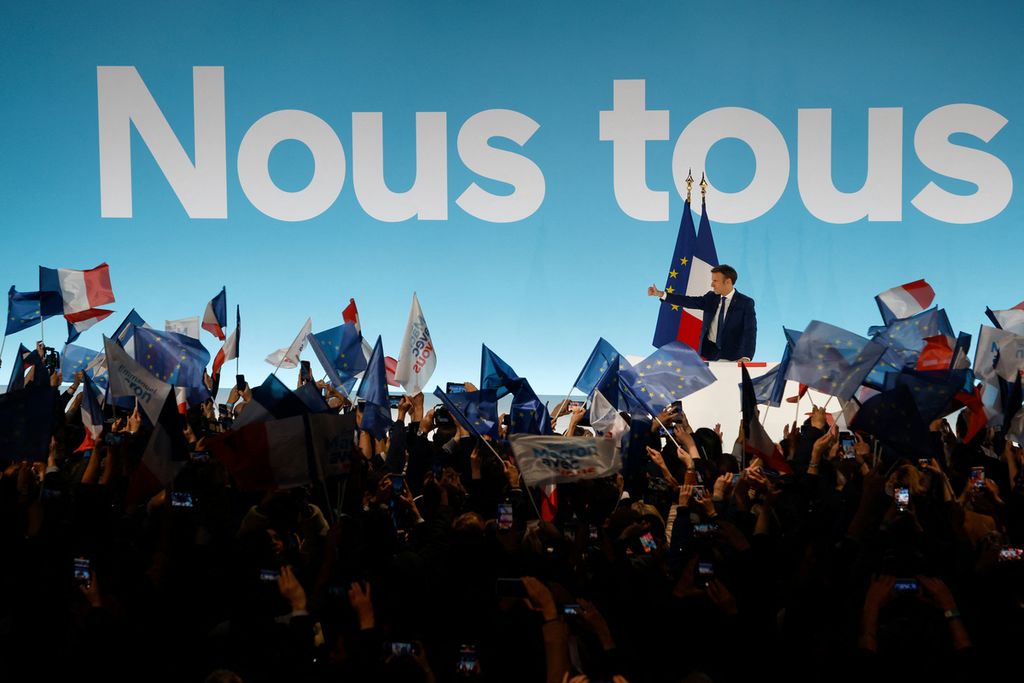 Kandidat petahana pemilu presiden Perancis, Presiden Emmanuel Macron, berpidato di hadapan pendukungnya setelah hasil penghitungan suara putaran pertama masuk di Paris Expo Porte de Versailles Hall 6 di Paris, 10 April 2022. 