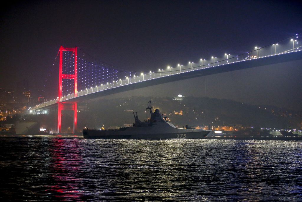 Dalam foto yang diambil pada Rabu (16/2/2022) tampak Korvet Dmitry Rogachev, milik Angkatan Laut Rusia berlayar di Selat Bosporus di Istanbul, Turki. Selat itu menjadi jalur bagi armada Rusia di Laut Hitam. 