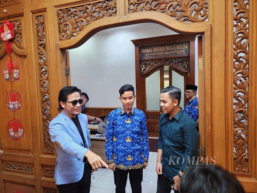 Pengasuh Pondok Pesantren Ora Aji, Miftah Maulana Habiburrahman (kiri), selepas menemui calon wakil presiden Gibran Rakabuming Raka setelah berkunjung ke Balai Kota Surakarta, Jawa Tengah, Rabu (29/11/2023). 