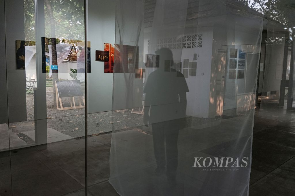 Bayangan pengunjung saat melihat pameran foto Photo Demos bertajuk Suara Orang Muda: Demokrasi Hari Ini di KALA di Kalijaga, Kamis (21/9/2023). Pameran yang berlangsung dari 18-23 September ini menampilkan karya dari 10 fotografer muda. Pameran ini merupakan rangkaian dari Jakarta International Photo Festival (JIPFest) 2023. 