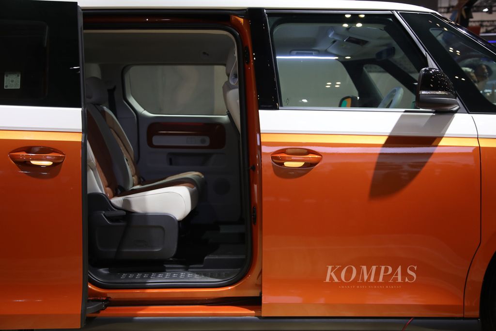 Interior ID Buzz, penerus VW Kombi bertenaga listrik, diluncurkan dalam Gaikindo Indonesia International Auto Show (GIIAS) 2024 di ICE BSD, Tangerang, Banten, Rabu (17/7/2024). 