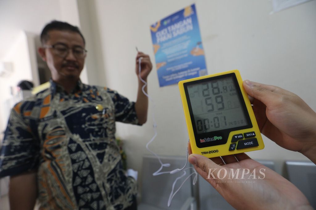 Hasil pengukuran laju udara di ruang tunggu pasien Puskesmas Harapan Mulya, Kota Bekasi, Jawa Barat dengan alat anemometer oleh petugas Sanitarian, Rabu (7/9/2023). 