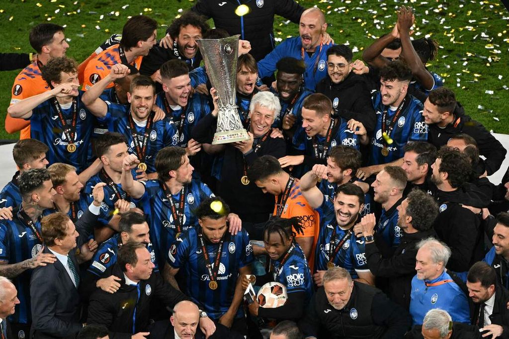 Atalanta players, along with Coach Gian Piero Gasperini (center), lifted the Europa League trophy after defeating Bayer Leverkusen 3-0 in Dublin, early Thursday morning WIB.