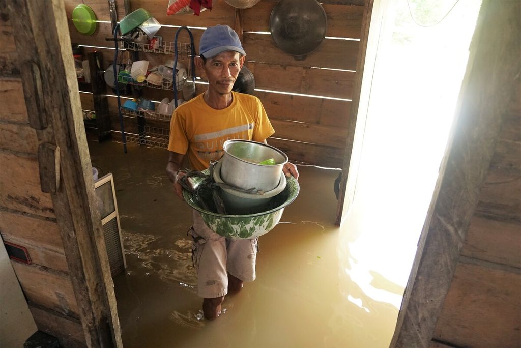 Kondisi banjir dalam rumah warga di Desa Nyogan, Mestong, Muaro Jambi, Rabu (9/11/2022). Banjir itu disebabkan meluapnya sejumlah sungai yang ada di sana.