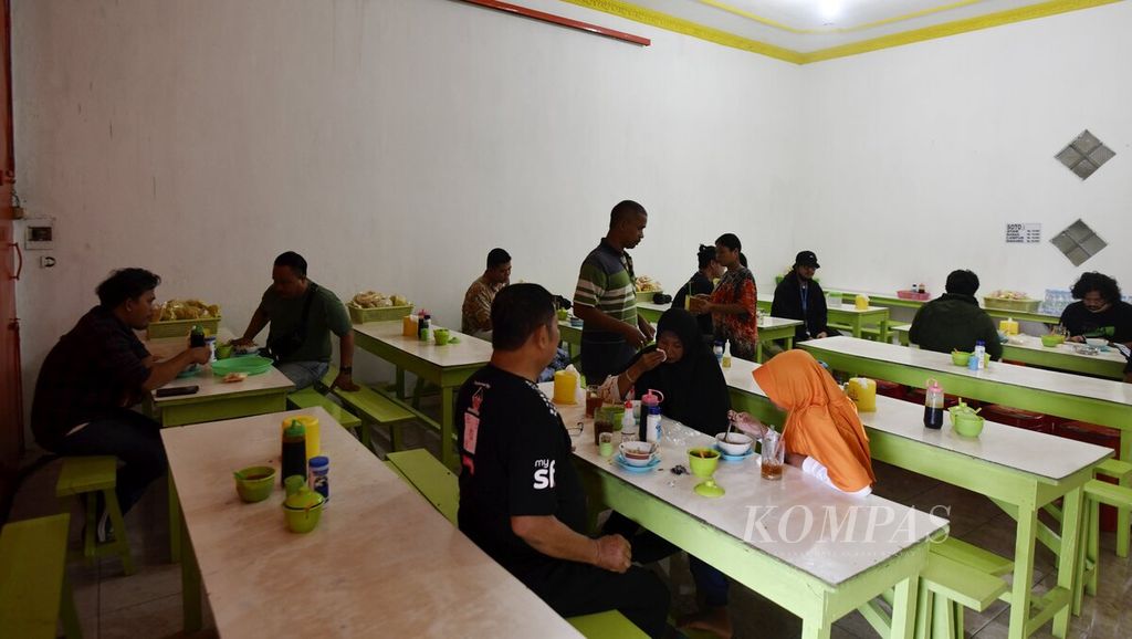 Pengunjung menikmati makanan di warung soto Sedap Malam Bang Udin di Kecamatan Adiwerna, Tegal, Jawa Tengah, Kamis (21/4/2022). Makanan yang bersih menekan risiko terkena penyakit hepatitis.