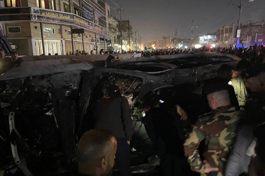 Aparat Irak menjaga lokasi serangan Amerika Serikat di Baghdad, Rabu (7/2/2024). Serangan itu menewaskan dua petinggi Kataib Hezbollah