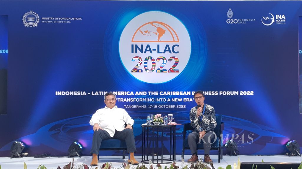Direktur Jenderal Amerika dan Eropa Kementerian Luar Negeri RI Umar Hadi (kiri) memaparkan capaian Indonesia-Latin America and The Caribbean Business Forum (INA-LAC) 2022, Selasa (18/10/2022), di Kabupaten Tangerang, Banten. 