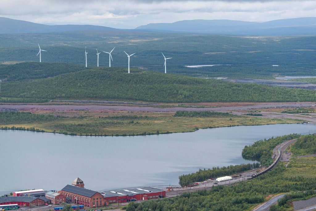 Pemandangan di pinggiran Kiruna, Norrbotten, Swedia, dengan turbin-turbin angin berjajar di sebuah perbukitan pada 25 Agustus 2021. 