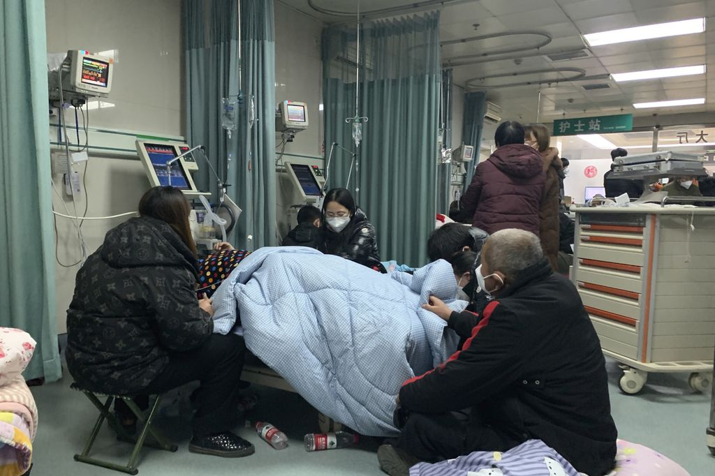 Anggota keluarga seorang pasien berkumpul di unit gawat darurat sebuah rumah sakit di Kota Bazhou, Provinsi Hebei, China, Kamis (22/12/2022).
