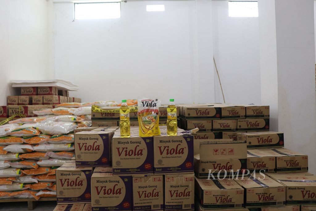 Tumpukan  minyak goreng dalam kemasan botol dan plastik serta masih dalam kardus di gudang salah satu distributor di Palu, Sulteng, Jumat (4/3/2022). Polisi masih mendalami dugaan penimbunan 54.000 liter minyak goreng di dua gudang milik distributor tersebut.