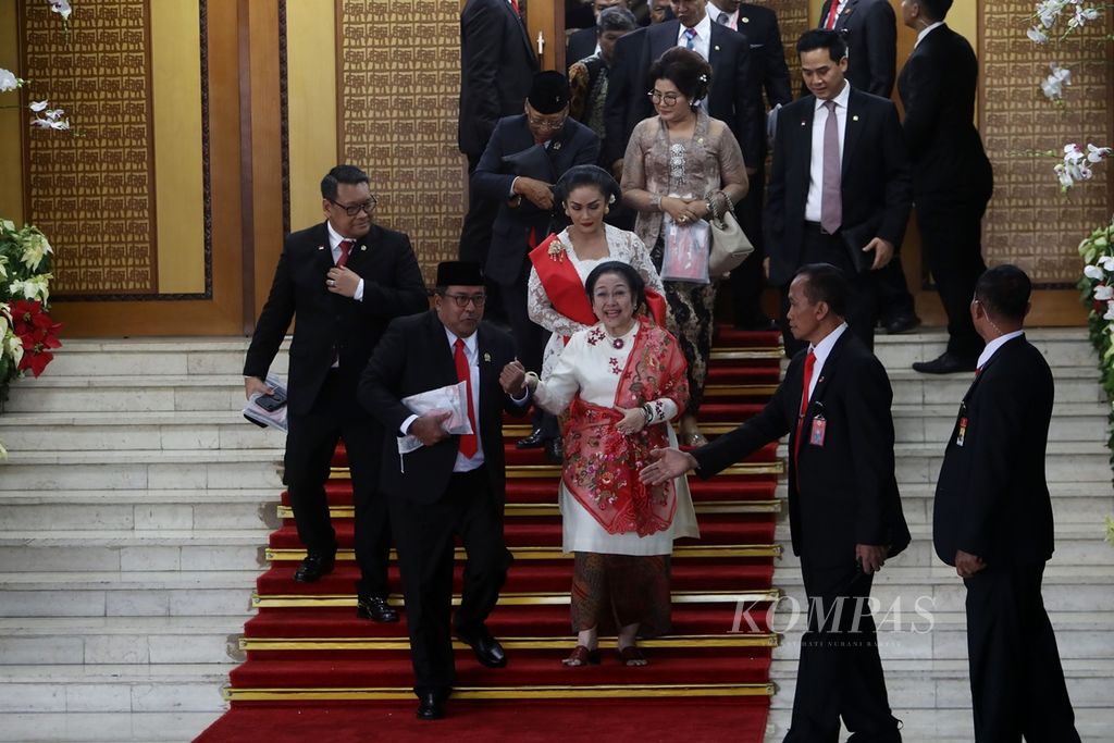 Presiden ke-5 RI Megawati Soekarnoputri bersama anggota DPR, Rano Karno, seusai menghadiri pelantikan Presiden-Wakil Presiden terpilih Joko Widodo-Ma’ruf Amin di Gedung Nusantara, Kompleks Parlemen, Senayan, Jakarta, Minggu (20/10/2019).