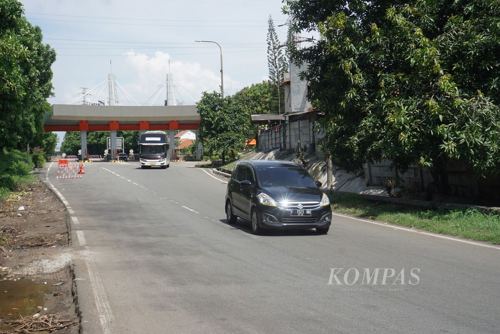 Situasi pintu keluar Tol Cilegon Barat terpantau lengang pada Senin (8/4/2024). Tak ada penjagaan petugas di jalan menuju Pelabuhan Merak, Cilegon, Banten.