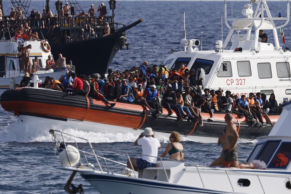 Para imigran ilegal memadati kapal patroli milik Pasukan Penjaga Pantai Italia pada 18 September 2023. Para imigran itu menuju Pulau Lampedusa, Italia. 