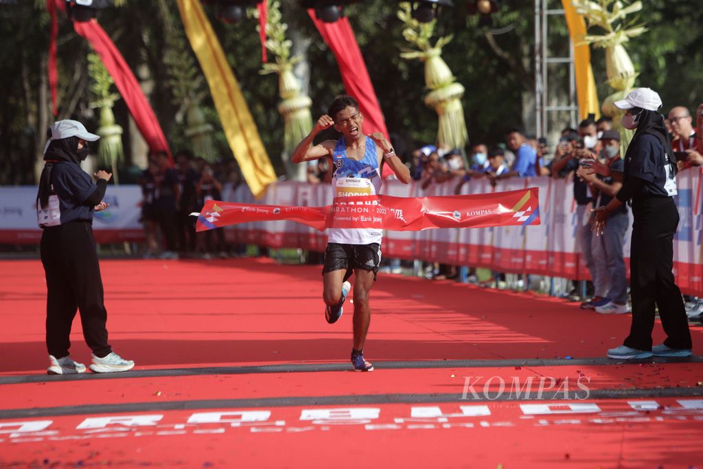 Nurshodiq, pelari Elite Race kategori putra, menyentuh finis pertama pada lomba lari Borobudur Marathon 2022 Powered by Bank Jateng di Taman Lumbini Kompleks Candi Borobudur, Magelang, Jawa Tengah, Sabtu (12/11/2022). Nurshodiq finis tercepat dengan waktu 2 jam 38 menit 05 detik.