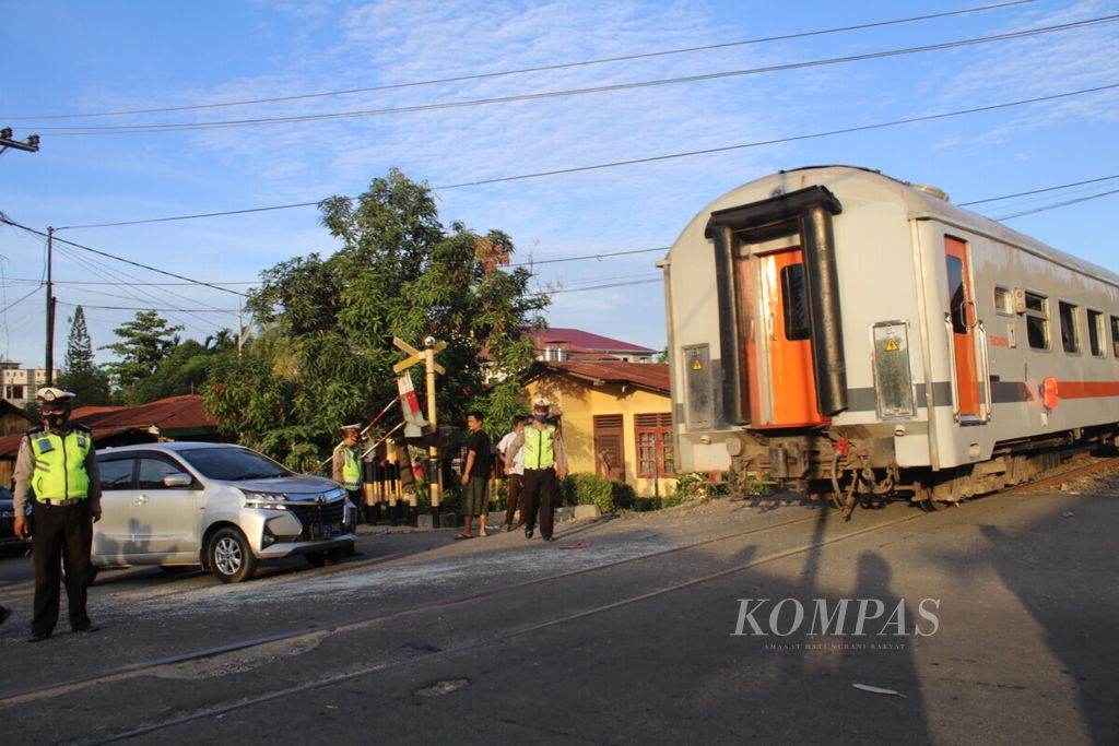 Kereta api melintas di pelintasan sebidang Jalan Sekip, Medan, Sumatera Utara, Sabtu (4/12/2021).