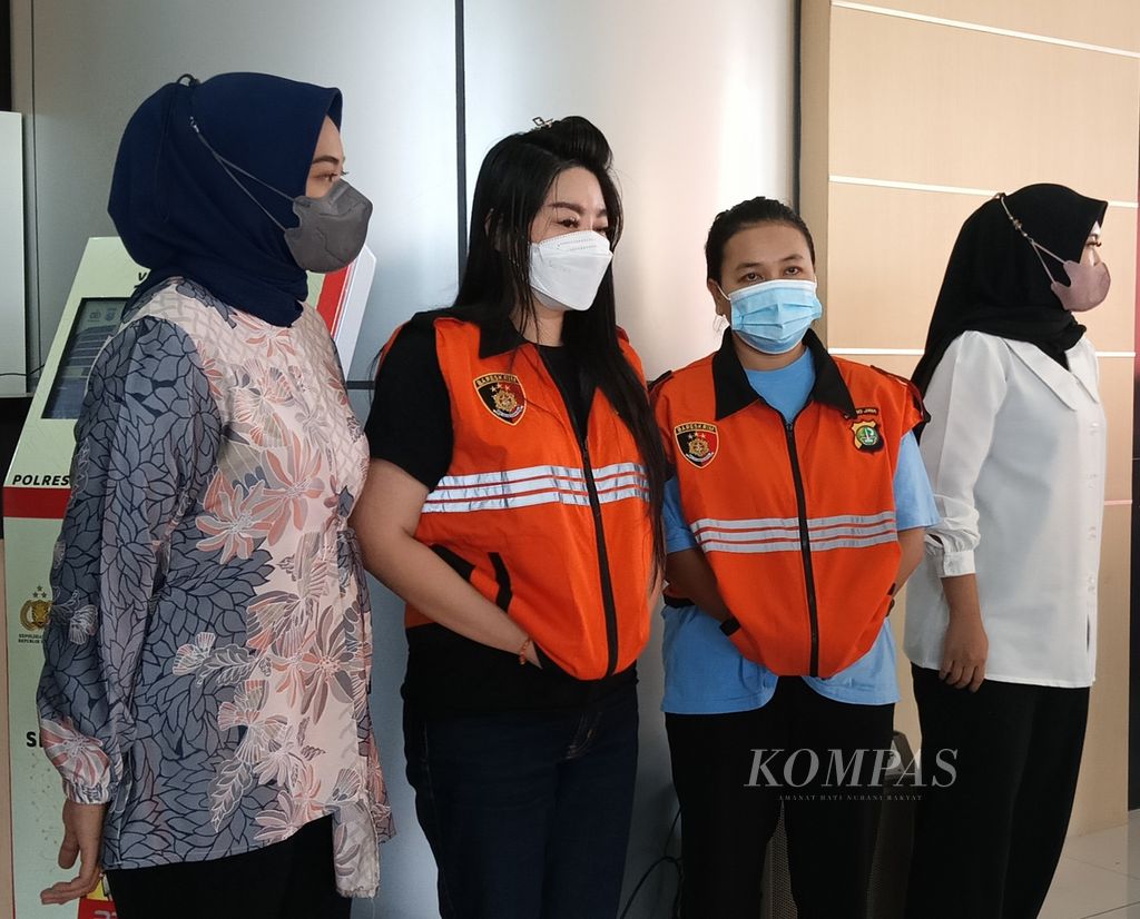 Satuan Reserse Kriminal Polres Metro Jakarta Barat menghadirkan pelaku investasi fiktif, SW (37) dan IA (31), Jumat (13/1/2023). Pelaku mengatasnamakan waralaba Doubel Dipps untuk menjerat korban. Setidaknya ada 15 korban dengan kerugian mencapai Rp 19,6 miliar.
