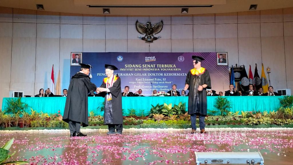 Romo Karl-Edmund Prier SJ mendapatkan ijazah doktor kehormatan dari Rektor ISI Yogyakarta Timbul Raharjo, Kamis (11/5/2023), di Bantul, DIY.