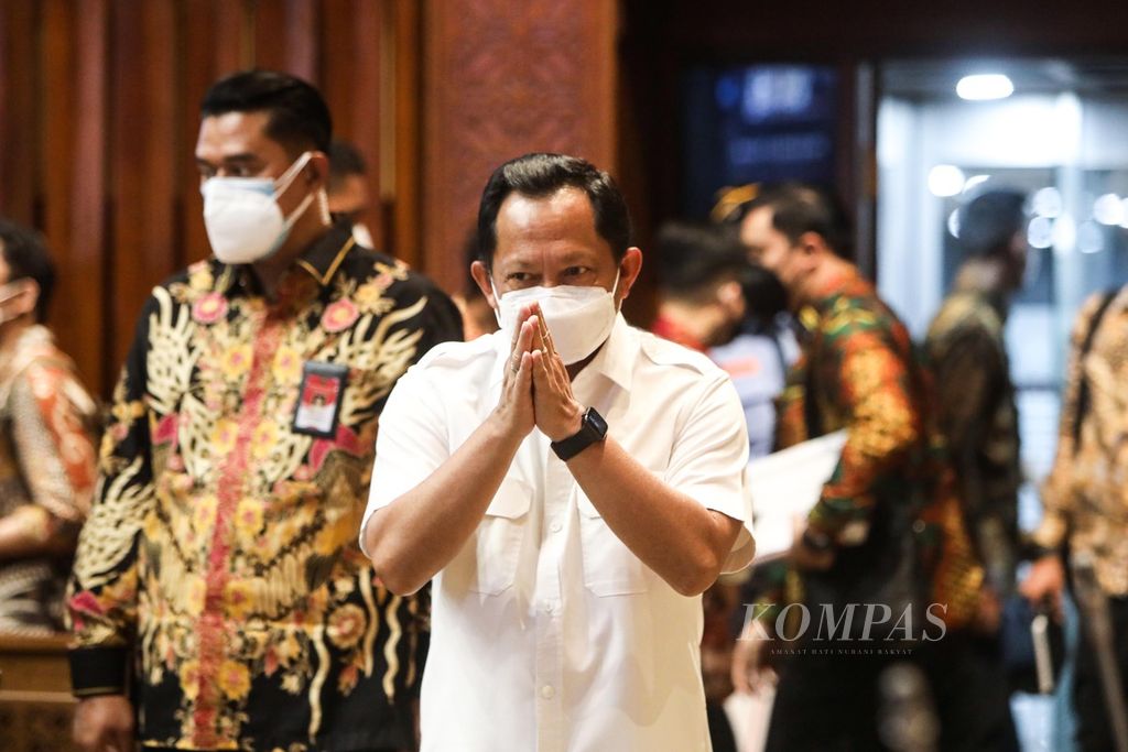 Menteri Dalam Negeri Tito Karnavian menyapa anggota Komisi II DPR saat tiba di ruang rapat di Kompleks Gedung Parlemen, Senayan, Jakarta, Kamis (16/9/2021). 