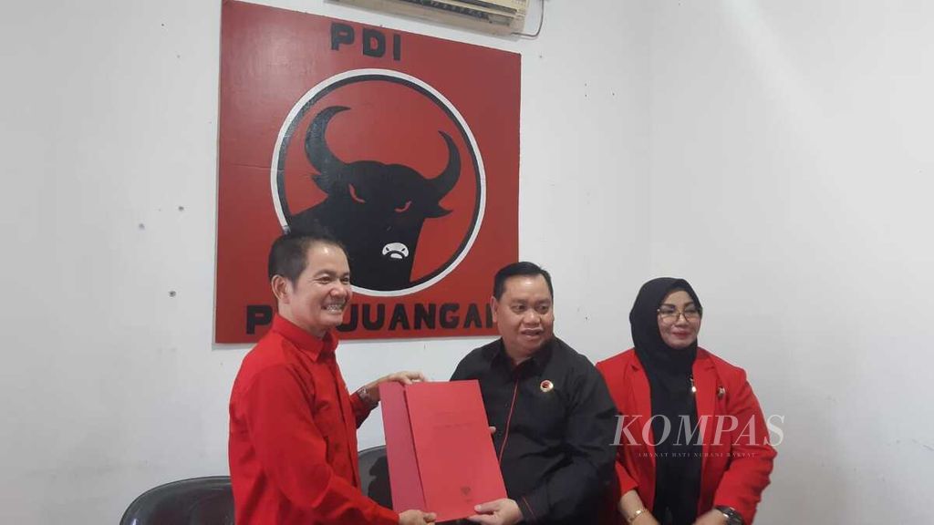The incumbent pair of regent and deputy regent of East Kotawaringin, Halikinnor and Irawati (center-right), re-registered at the PDI-P DPC East Kotawaringin on Thursday (9/5/2024). Halikinnor revealed that there are still many unfinished tasks at hand.