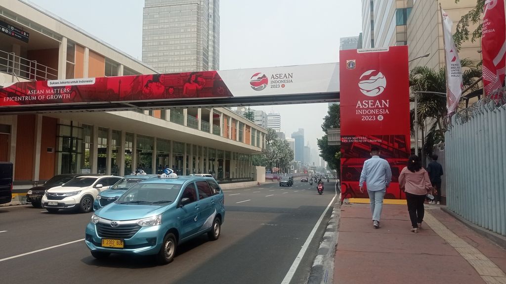 Jembatan penyeberangan orang dipoles dengan logo ASEAN di Jakarta Pusat, Jumat (1/9/2023). Jakarta menjadi tuan rumah KTT Ke-43 ASEAN pada Selasa hingga Kamis (5-7/9/2023).