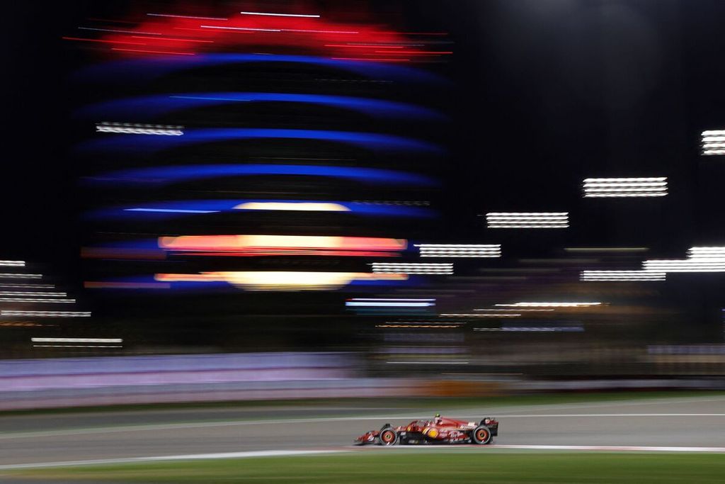 Aksi pebalap Ferrari, Carlos Sainz Jr, saat balapan pembuka Grand Prix Formula 1 2024 di Sirkuit Internasional Bahrain, di Sakhir, Sabtu (2/3/2024).