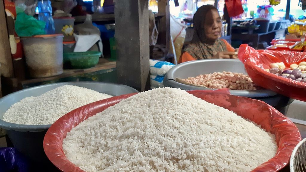 Harga beras di Kendari, Sulawesi Tenggara, melonjak dan mencapai Rp 15.000 per kilogram, Senin (2/10/2023). Harga beras di wilayah ini dijual di atas harga eceran tertinggi. Isu kekeringan hingga gagal panen membuat harga beras melambung. 