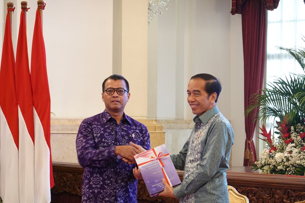 Presiden Joko Widodo (kanan) menerima buku Peta Jalan Kepemimpinan Digital dalam Mewujudkan Visi Konsolidasi Demokrasi Indonesia dari Gubernur Lemhannas RI Andi Widjajanto di Istana Negara, Jakarta, pada Rabu, 4 Oktober 2023..