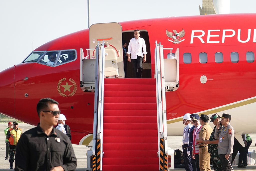 Presiden Joko Widodo meninjau Bandara Internasional Jawa Barat di Kertajati, Kabupaten Majalengka, Jawa Barat, pada Selasa (11/7/2023). Presiden menargetkan bandara tersebut bisa beroperasi penuh bagi penerbangan pesawat jet pada  Oktober mendatang.