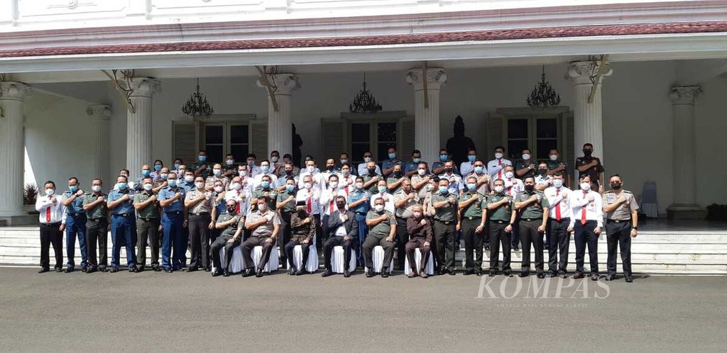 Wakil Presiden Ma’ruf Amin (duduk, depan, ketiga dari kiri) pada sesi foto bersama peserta Program Pendidikan Reguler Angkatan (PPRA) LXIV Tahun 2022 di halaman Lembaga Ketahanan Nasional (Lemhanas) Republik Indonesia, Jakarta Selasa (7/6/2022).