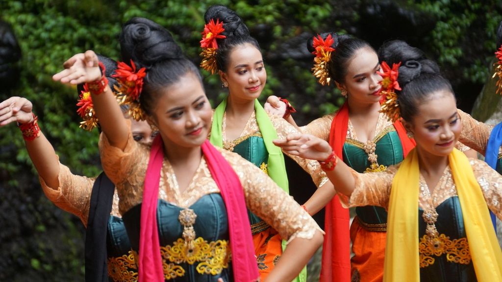 United cultures. Индонезия народ. Малайзия люди девушки современные. Indonesia people. Indonesian people.