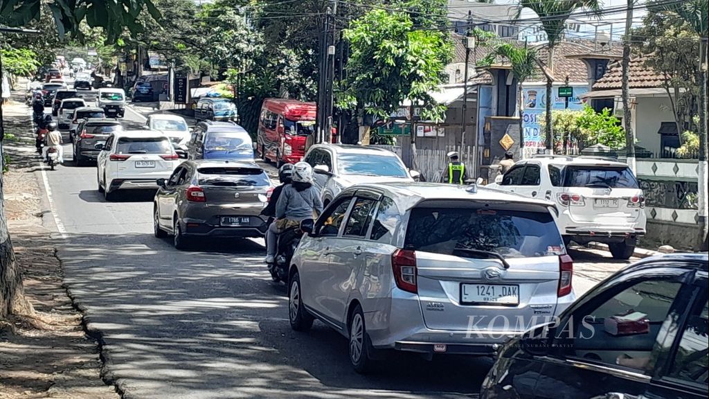 Kendaraan roda empat merayap pelan menuju Kota Batu dari arah Simpang Empat Pendem di Kota Batu, Jawa Timur, pada H+1 Lebaran 1445 H, Jumat (12/4/2024). Jumlah kendaraan ini terpantau meningkat dibandingkan dengan dua hari sebelumnya.