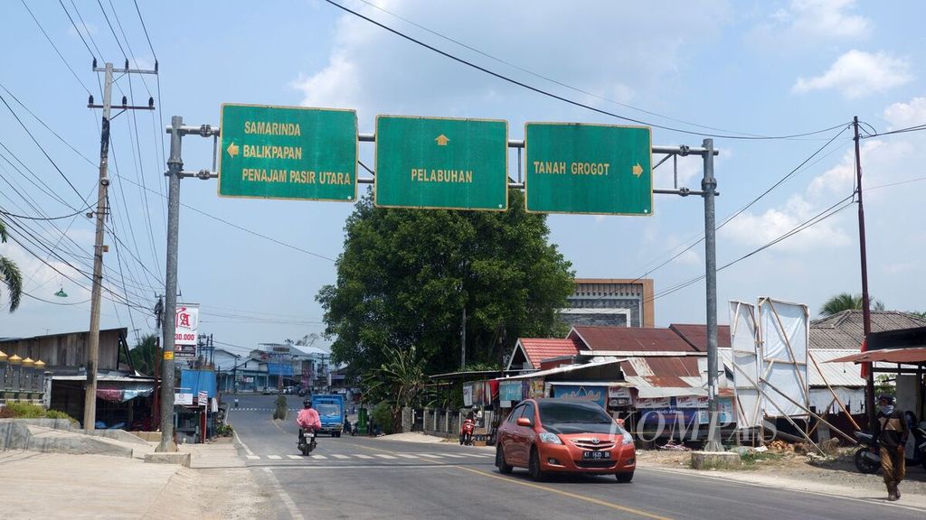 Kondisi lalu lintas di Jalan Trans-Kalimantan, Kecamatan Kuaro, Kabupaten Paser, Kalimantan Timur, Sabtu (28/10/2023).