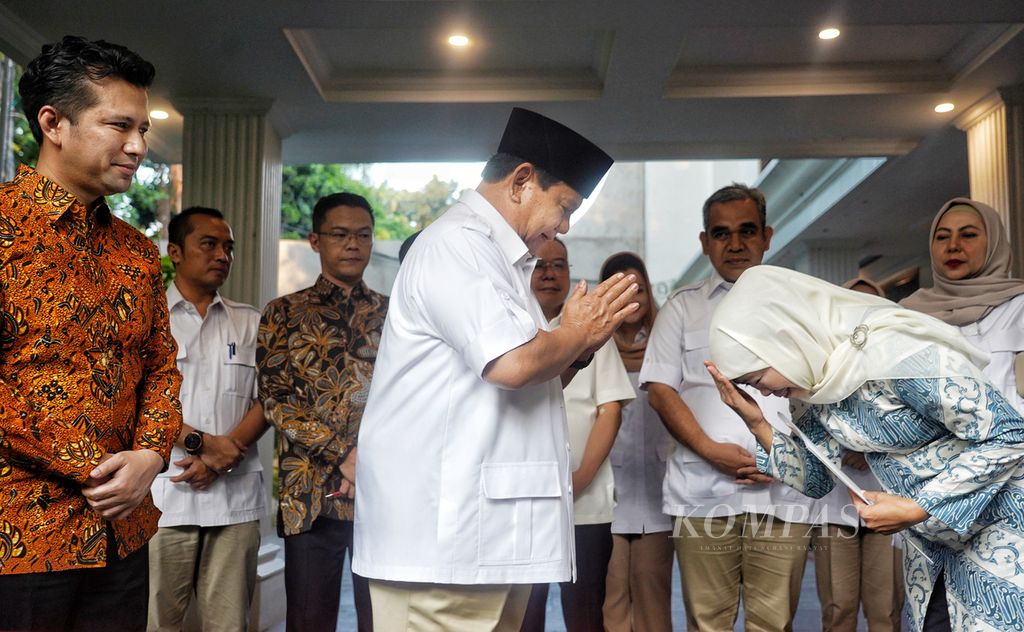 Gestur Ketua Umum Partai Gerindra Prabowo Subianto (tengah) memberikan restu kepada politisi yang mengajukan diri sebagai pasangan bakal calon gubernur dan wakil gubernur Jawa Timur, Khofifah Indar Parawansa (kanan) dan Emil Dardak (kiri), setelah pertemuan di rumah Prabowo di Jalan Kertanegara, Jakarta, Jumat (7/6/2024). 