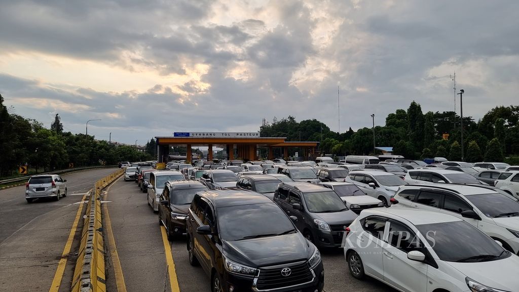 Kepadatan kendaraan terlihat di pintu keluar Gerbang Tol Pasteur, Kota Bandung, Jawa Barat, Sabtu (23/4/2022).