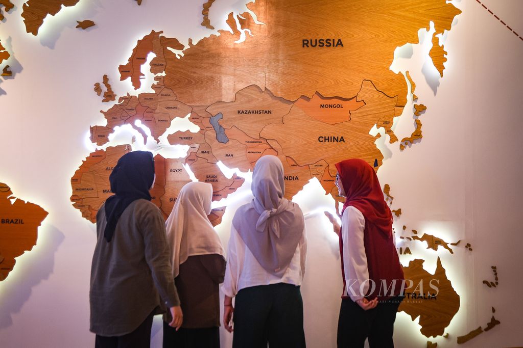 Pengunjung melihat peta dunia dalam pameran &quot;Jalur Rempah: Rumah Rempah Dunia&quot; di Museum Kebangkitan Nasional, Jakarta, Selasa (12/12/2023). Berlangsung hingga 31 Desember 2023, pameran ini bertujuan untuk mengedukasi masyarakat terkait Jalur Rempah yang akan diajukan sebagai warisan dunia ke UNESCO.