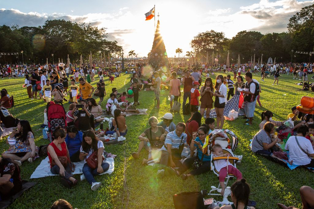 Masyarakat berkumpul di Taman Rizal pada Natal di Manila, Filipina, Senin (25/12/2023).